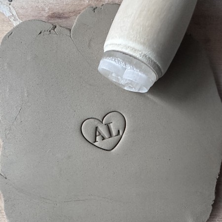 Personnalisez vos céramiques en apposant un tampon sur la terre ou l'argile  – ATELIER TAMPONS PARIS