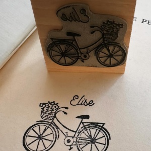Le temps ne se prête pas trop aux balades bucoliques à vélo ces derniers jours, mais Elise peut compter sur son tampon personnalisé pour se remémorer ces bons moments… 🚲

#jolitampon #velo #tampon #bicycle #exlibris